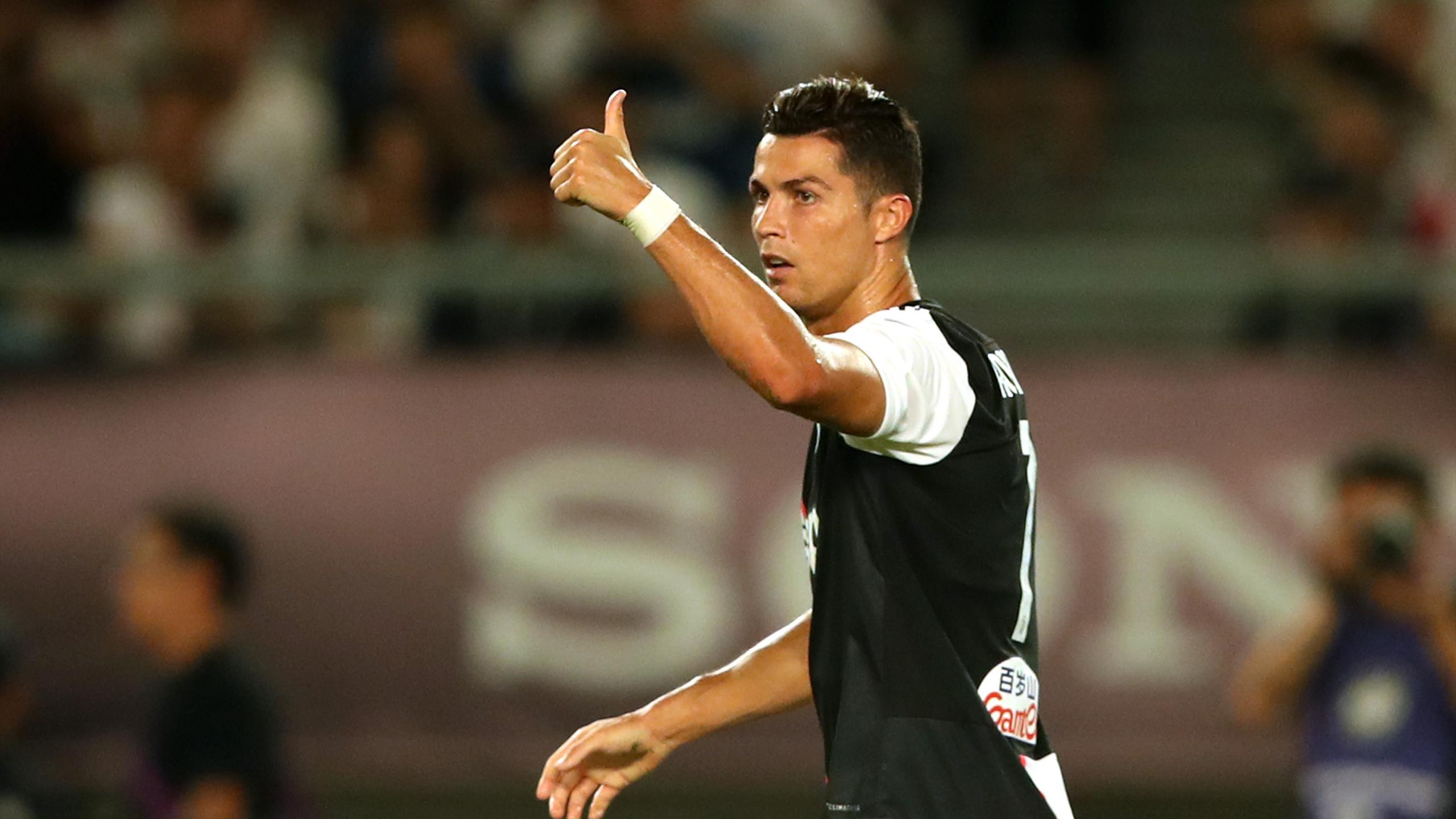 Роналду, Месси, Ван Дейк и Салах номинированы на премию