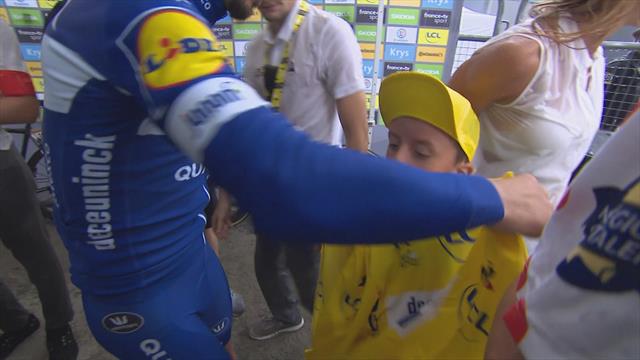 Alaphilippe veut bien laisser son maillot... mais seulement pour un petit garçon frigorifié Alaphilippe veut bien laisser son maillot... mais seulement pour un petit garçon frigorifié