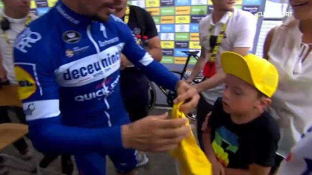 Tolle Aktion: Alaphilippe schenkt frierendem Knirps sein Gelbes Trikot Tolle Aktion: Alaphilippe schenkt frierendem Knirps sein Gelbes Trikot