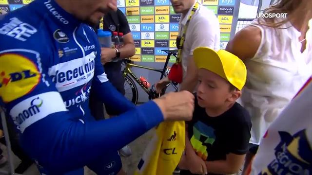 Alaphilippe, sei grande! Il bambino ha freddo e lui lo copre con la maglia gialla Alaphilippe, sei grande! Il bambino ha freddo e lui lo copre con la maglia gialla