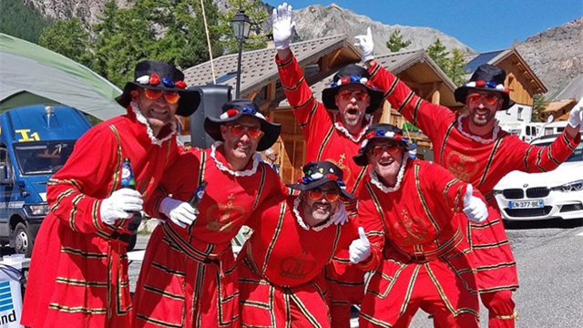 Campioni di tifo: la Beefeater Bend trascina la gente sulle strade del Tour Campioni di tifo: la Beefeater Bend trascina la gente sulle strade del Tour