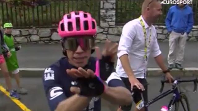 Uran fa il gesto delle manette come Mourinho, Alaphilippe manda a quel paese la giuria Uran fa il gesto delle manette come Mourinho, Alaphilippe manda a quel paese la giuria