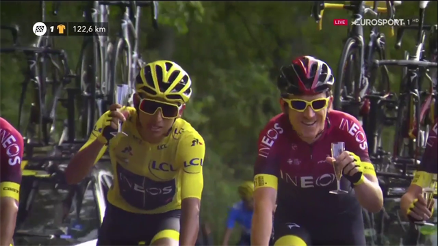 Brindisi sulle strade del Tour de France, Bernal e il Team Ineos festeggiano la vittoria Brindisi sulle strade del Tour de France, Bernal e il Team Ineos festeggiano la vittoria