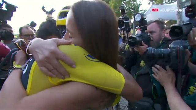 Tour de Francia 2019: El emocionante recibimiento de la familia de Egan Bernal en la meta Tour de Francia 2019: El emocionante recibimiento de la familia de Egan Bernal en la meta
