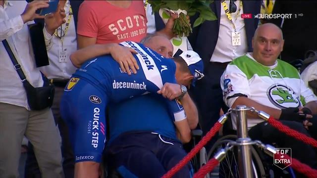 L'abbraccio commovente di Alaphilippe col papà dopo la premiazione sul podio L'abbraccio commovente di Alaphilippe col papà dopo la premiazione sul podio