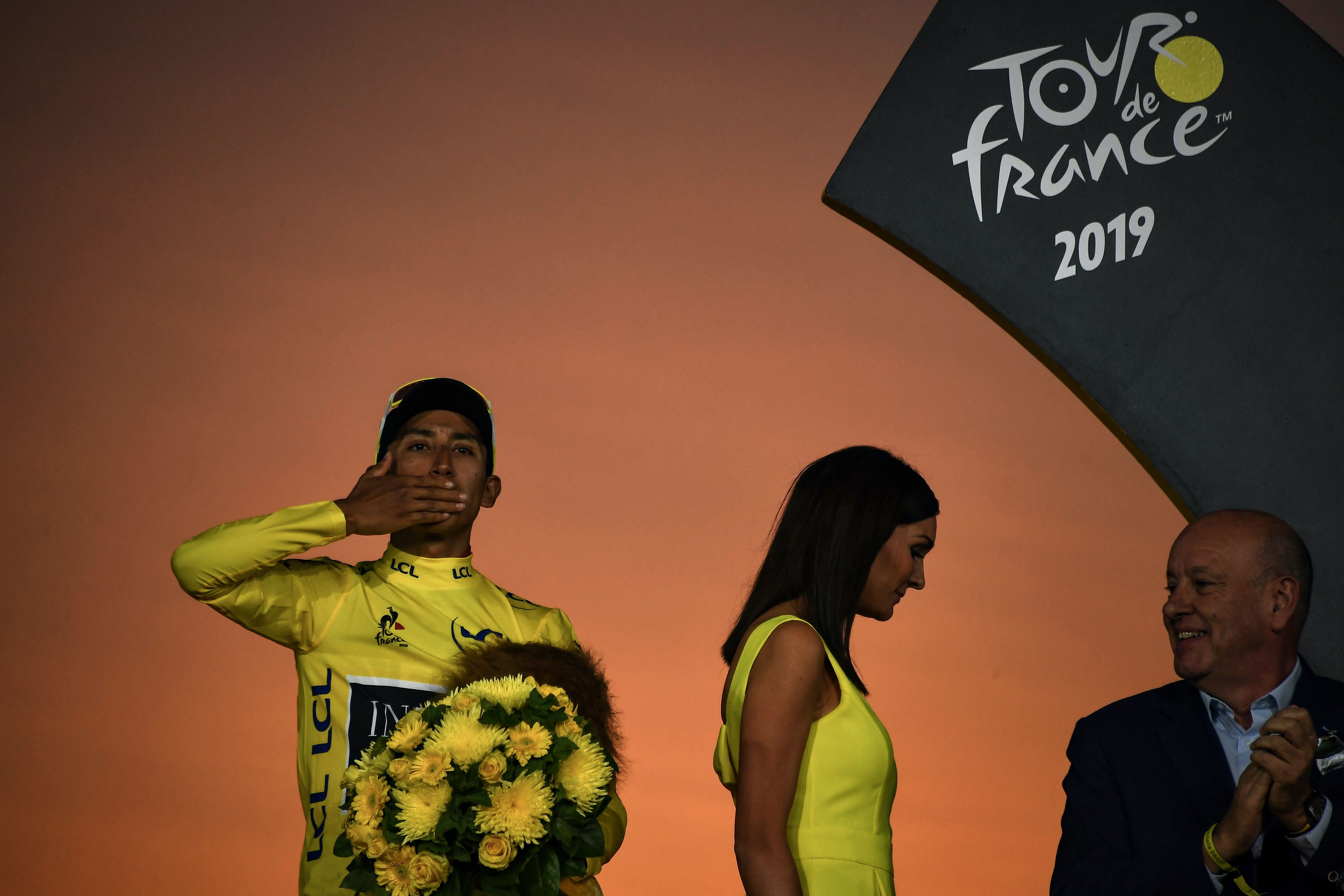 Egan Bernal sur le podium du Tour de France 2019.