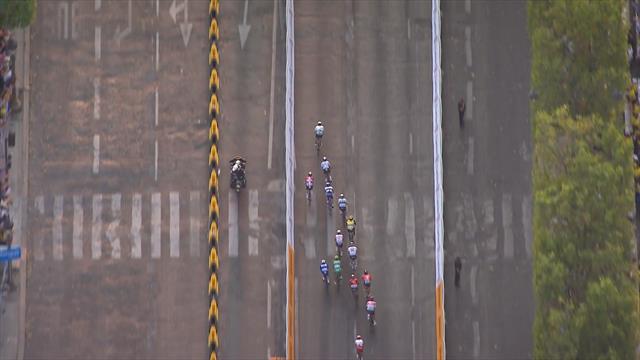 L'ultima volata di Caleb Ewan vista dall'elicottero: è dell'australiano l'ultimo sigillo del Tour L'ultima volata di Caleb Ewan vista dall'elicottero: è dell'australiano l'ultimo sigillo del Tour