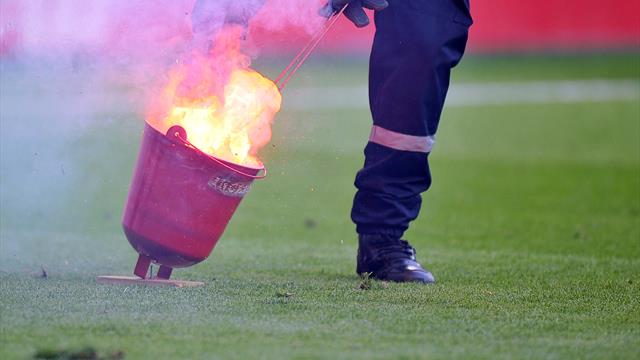 Schiedsrichter von Rauchbombe getroffen und verletzt