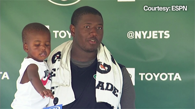 Kelvin Beachum in conferenza stampa con il figlio di un anno: anche lui vuole dire qualcosa Kelvin Beachum in conferenza stampa con il figlio di un anno: anche lui vuole dire qualcosa