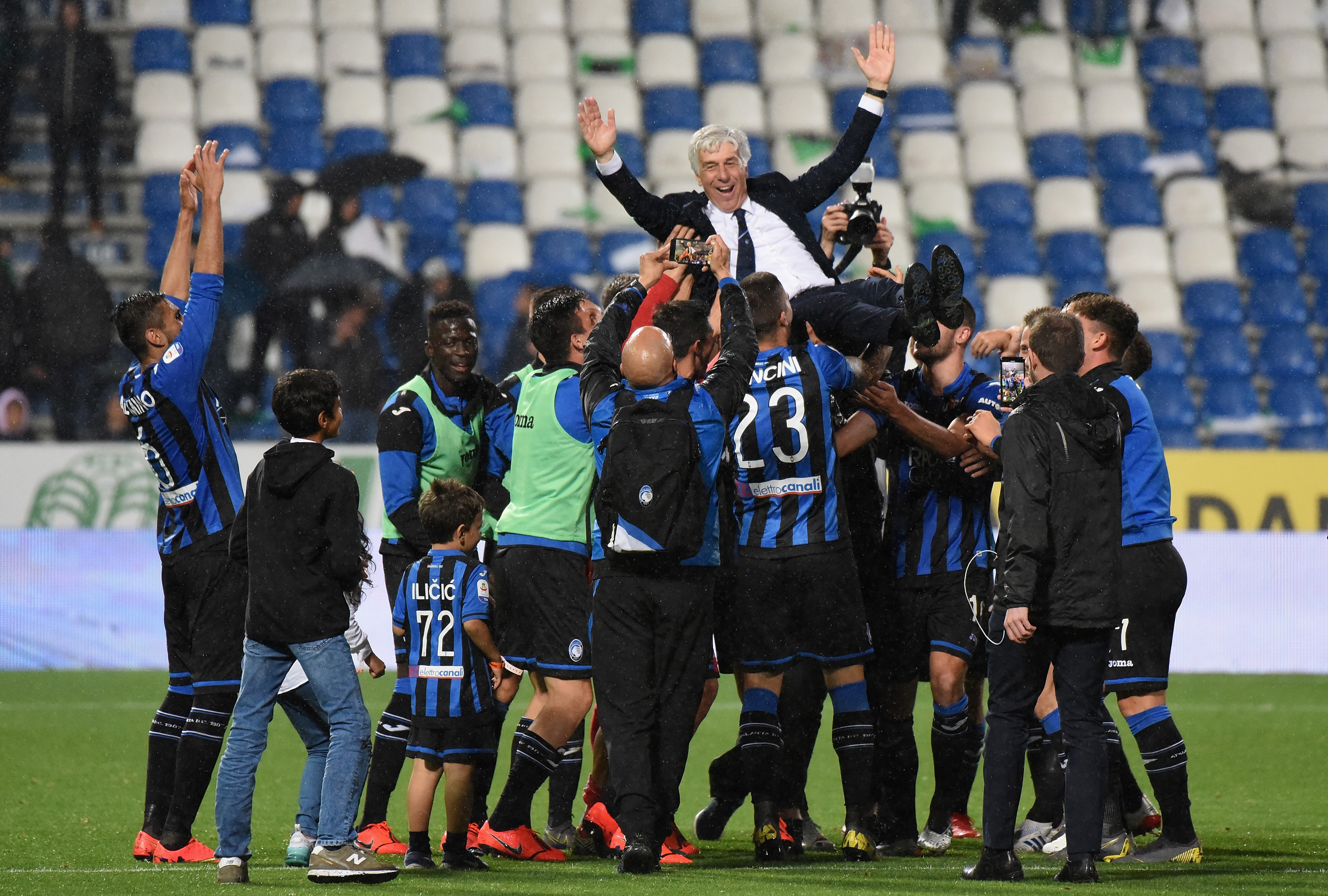 Gasperini portato in trionfo dai suoi dopo l'accesso dell'Atalanta in Champions League