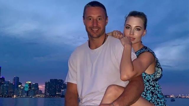 Малкин годно затроллил Ковальчука эмодзи с каблуком за семейное фото
