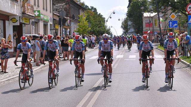 Les Lotto-Soudal et le peloton rendent hommage à Lambrecht au départ de la 4e étape Les Lotto-Soudal et le peloton rendent hommage à Lambrecht au départ de la 4e étape