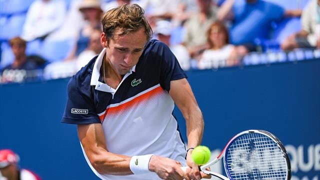 Medvedev étrille un Thiem fantomatique et file en demie