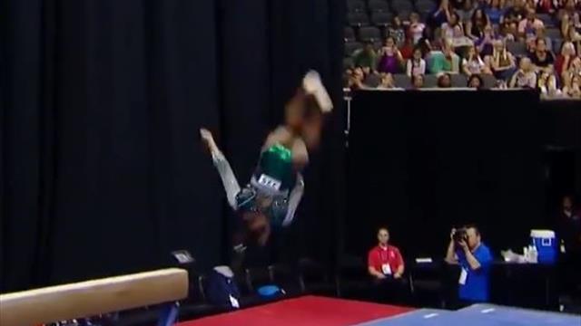 Simone Biles riscrive la storia: Tsukahara avvitato in uscita dalla trave, mai nessuna l'ha fatto