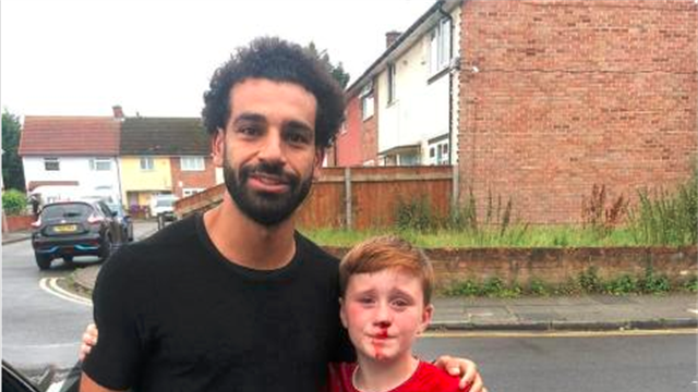 Junger Liverpool-Fan rennt gegen Laternenpfahl - Salah reagiert großartig