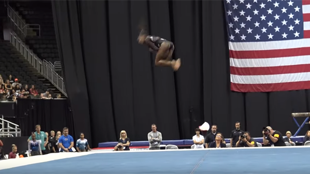 Simone Biles ancora nella storia: doppio salto raccolto all’indietro con triplo avvitamento