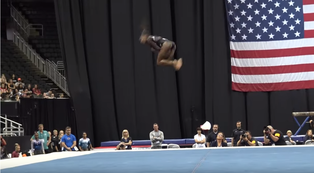 Simone Biles ancora nella storia: doppio salto raccolto all’indietro con triplo avvitamento