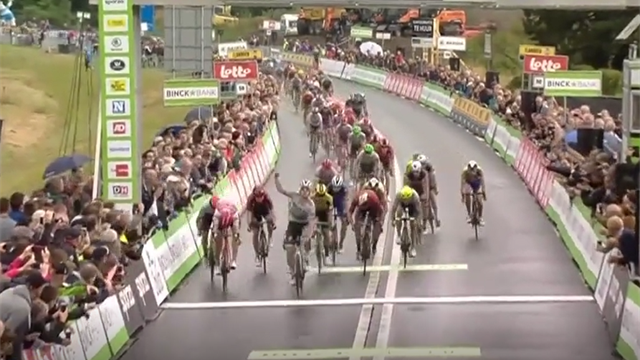 Sam Bennett brucia tutti: all'irlandese la prima tappa e la maglia di leader Sam Bennett brucia tutti: all'irlandese la prima tappa e la maglia di leader