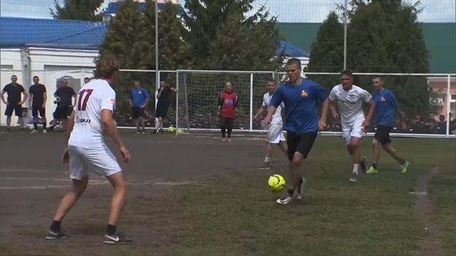 Kokorin y Mamaev, de los mejores estadios europeos a jugar en el patio de la cárcel Kokorin y Mamaev, de los mejores estadios europeos a jugar en el patio de la cárcel