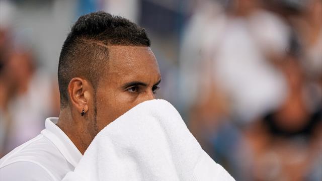 Raquettes cassées, chaussures lancées dans le public... Kyrgios retombe dans ses travers