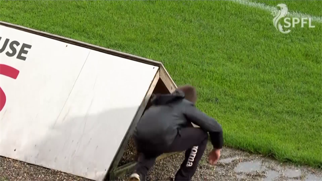 Il raccatapalle recupera il pallone intrappolato dentro un cartellone, applausi dal pubblico Il raccatapalle recupera il pallone intrappolato dentro un cartellone, applausi dal pubblico