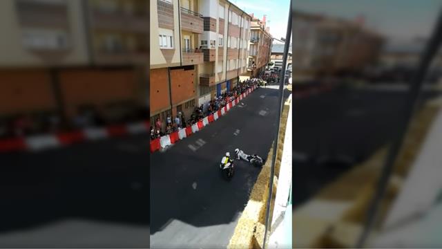 Мотогонщик на полной скорости въехал в голову коллеге, но тот даже не пострадал