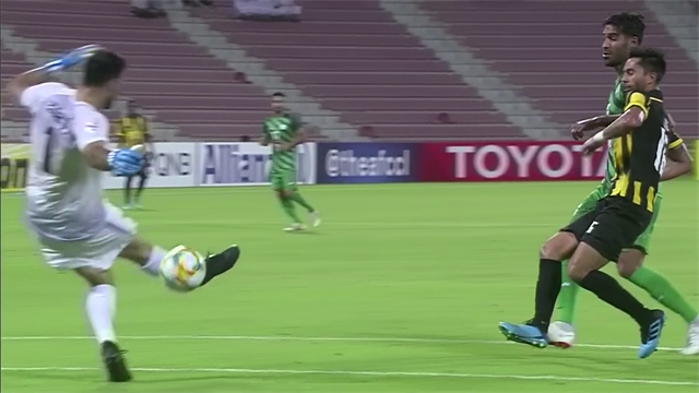 Il portiere liscia la palla che termina in rete: che figuraccia in Asian Champions League! Il portiere liscia la palla che termina in rete: che figuraccia in Asian Champions League!
