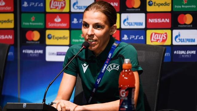 Stephanie Frappart: "El fútbol es igual para hombres y mujeres"