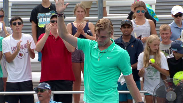 Shapovalov sort vainqueur d'un gros combat face à Sousa Shapovalov sort vainqueur d'un gros combat face à Sousa