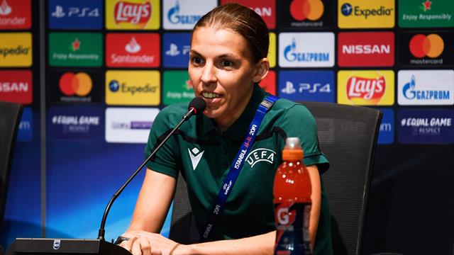 Frappart: "Arbitrare uomini o donne per me è uguale perché il calcio ha sempre le stesse regole" Frappart: "Arbitrare uomini o donne per me è uguale perché il calcio ha sempre le stesse regole"