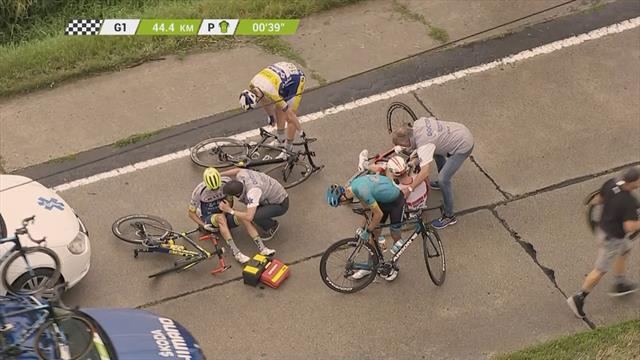 BinckBank 2019: Montonera con media docena de ciclistas por el suelo y uno 'volando' a la cuneta BinckBank 2019: Montonera con media docena de ciclistas por el suelo y uno 'volando' a la cuneta
