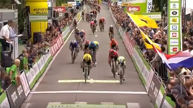 Ancora Sam Bennett: terza vittoria in altrettante tappe, Groenewegen si arrende al fotofinish Ancora Sam Bennett: terza vittoria in altrettante tappe, Groenewegen si arrende al fotofinish