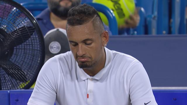 Quand Kyrgios insulte l'arbitre puis feint une pause pipi pour casser des raquettes Quand Kyrgios insulte l'arbitre puis feint une pause pipi pour casser des raquettes