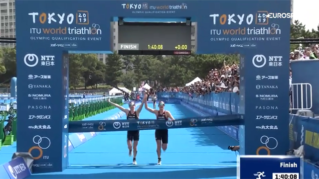 Triatlon de Tokio: las británicas Learmonth y Taylor-Brown descalificadas por entrar de la mano Triatlon de Tokio: las británicas Learmonth y Taylor-Brown descalificadas por entrar de la mano