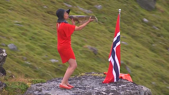 Fan kisses salmon during Arctic Race of Norway! Fan kisses salmon during Arctic Race of Norway!