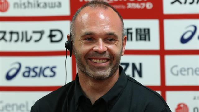 Iniesta prueba el fútbol para ciegos en un anuncio para los Paralímpicos 2020