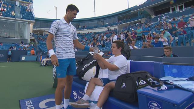 Djokovic offre pendant quelques secondes sa place à un enfant qui a survécu à un cancer Djokovic offre pendant quelques secondes sa place à un enfant qui a survécu à un cancer