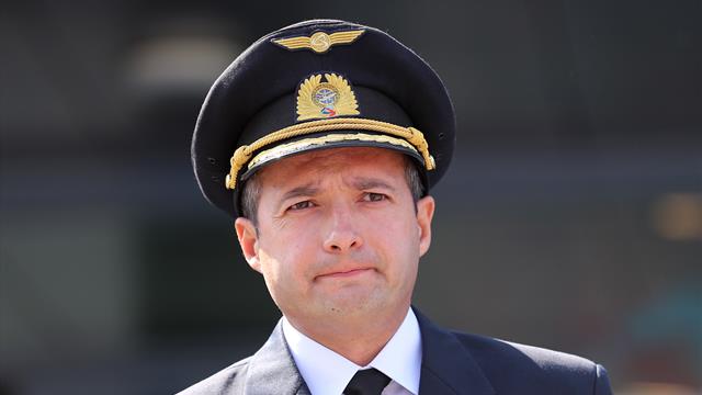 Пилот севшего в поле самолета: «Люблю футбол: с детства болею за «Спартак», уважаю «Урал»