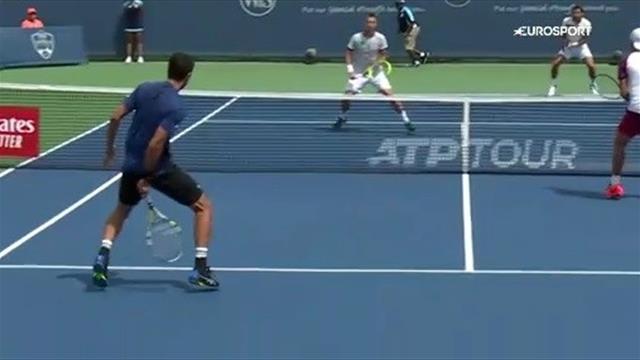 Melo signe le bingo du jour : une demi-volée réflexe en tweener Melo signe le bingo du jour : une demi-volée réflexe en tweener