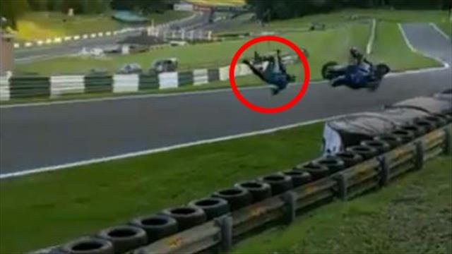 Schutzengel fährt mit! Übler Superbike-Crash geht beinahe glimpflich aus Schutzengel fährt mit! Übler Superbike-Crash geht beinahe glimpflich aus