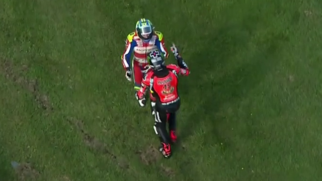 Erst Crash, dann fast der Fight: Superbike-Fahrer bekommen sich in die Haare Erst Crash, dann fast der Fight: Superbike-Fahrer bekommen sich in die Haare