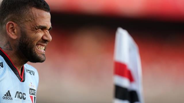 Santos sigue líder pese a la derrota y Sao Paulo gana con un gol de Daniel Alves