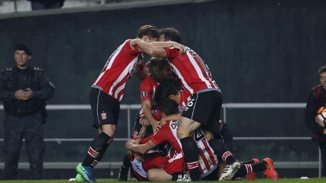 Estudiantes goleó a Independiente en el final de la jornada