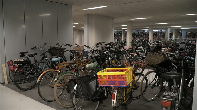 Holanda estrena el mayor parking ciclista del mundo con capacidad para ¡12.650 bicicletas! Holanda estrena el mayor parking ciclista del mundo con capacidad para ¡12.650 bicicletas!