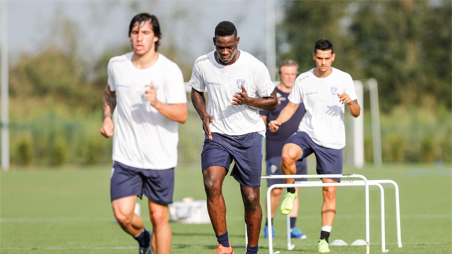 Tutti pazzi per SuperMario! Che accoglienza al primo allenamento di Balotelli con il Brescia Tutti pazzi per SuperMario! Che accoglienza al primo allenamento di Balotelli con il Brescia