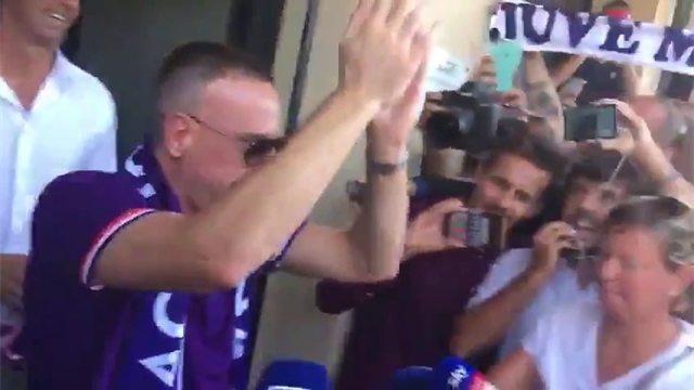 Ribery-Fiorentina, tifosi in delirio: "Chi non salta Juventino è... Il Fenomeno, il Fenomeno" Ribery-Fiorentina, tifosi in delirio: "Chi non salta Juventino è... Il Fenomeno, il Fenomeno"