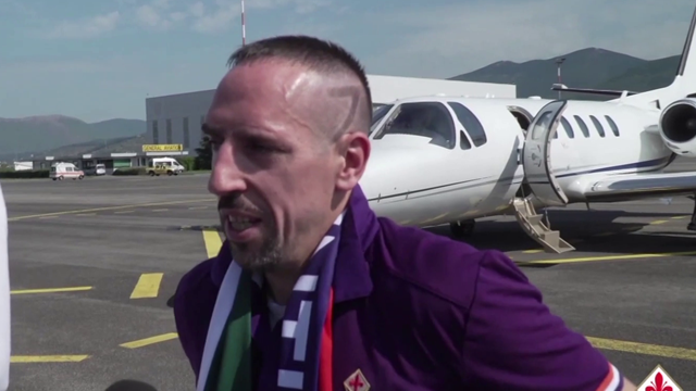 Ribery atterra a Firenze e saluta in italiano: "Sono contento, sono in un grande club" Ribery atterra a Firenze e saluta in italiano: "Sono contento, sono in un grande club"