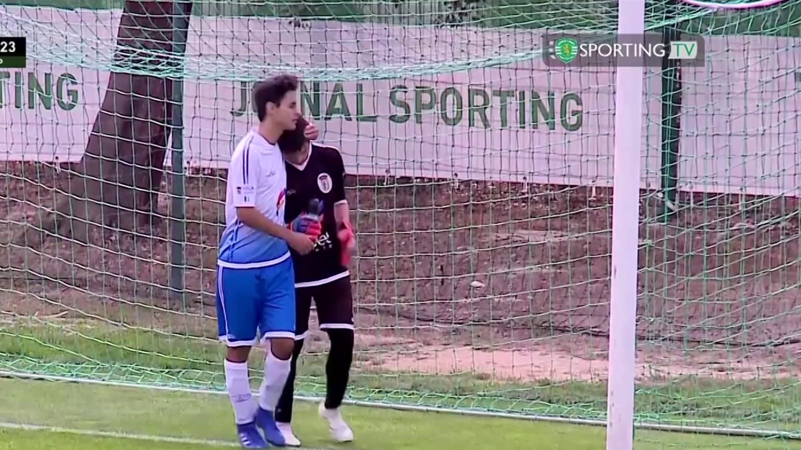 VIDEO Goalkeeper blunder sees Sporting U17s score inside 15 seconds