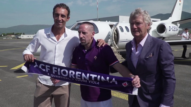 Ribéry comienza su aventura en la Serie A y posa con la camiseta de la Fiorentina Ribéry comienza su aventura en la Serie A y posa con la camiseta de la Fiorentina