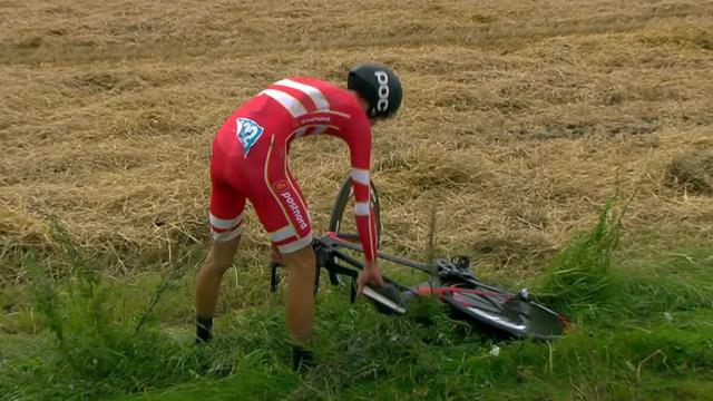 Tour de Dinamarca 2019: Se pasa de derrapada en una curva, caída y paso por el suelo hasta la cuneta Tour de Dinamarca 2019: Se pasa de derrapada en una curva, caída y paso por el suelo hasta la cuneta